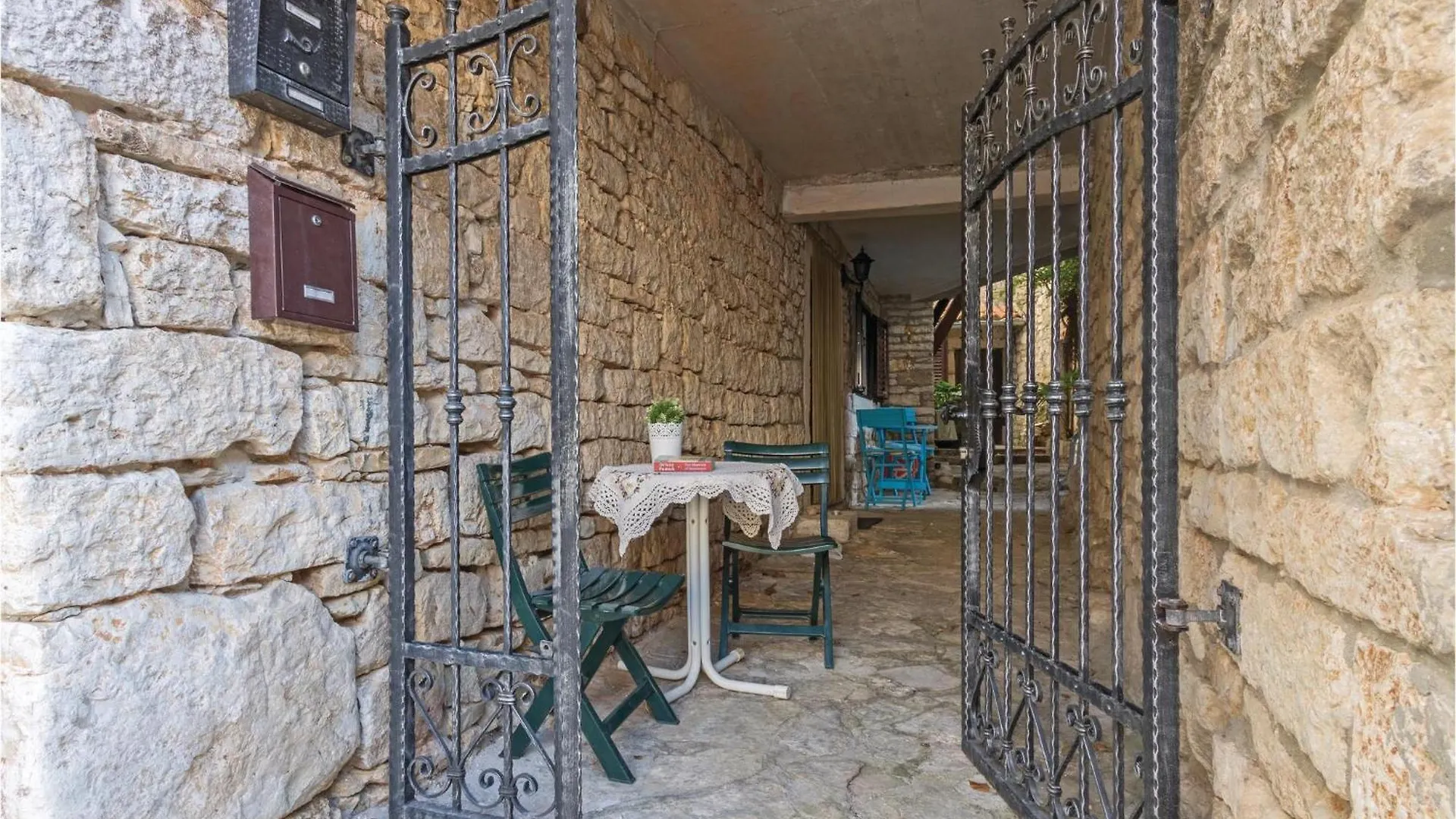 2 Bedroom Stunning Home In بالي 0*,
