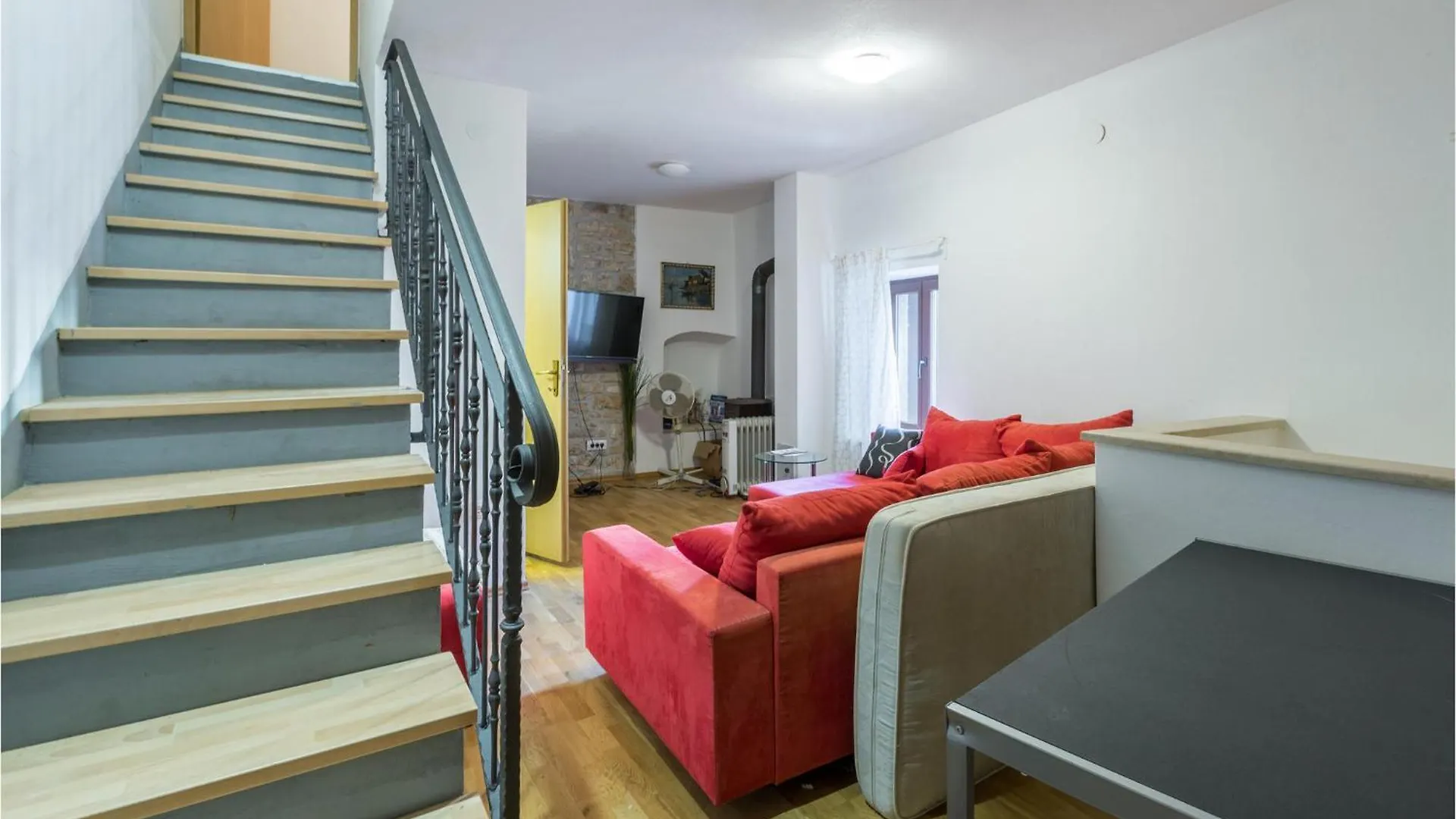 2 Bedroom Stunning Home In Bale Lägenhet